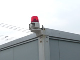 運送業 建築資材置き場 ホーンスピーカー体型音声合成回転灯 防犯システム設置例